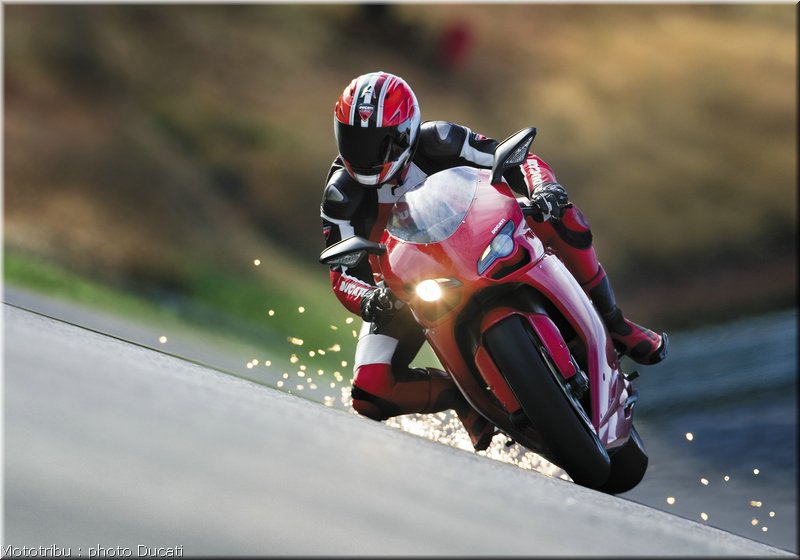 0016_ducati_1098_2008_action_014