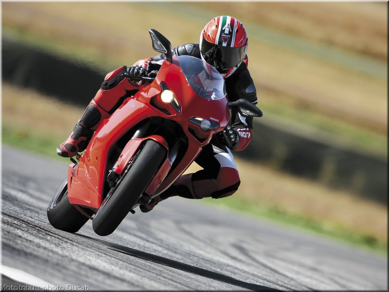 0017_ducati_1098_2008_action_015
