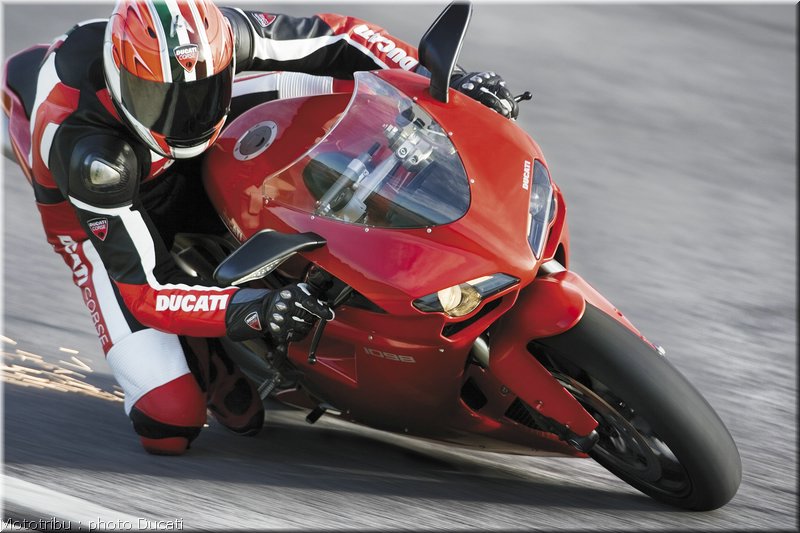0018_ducati_1098_2008_action_016