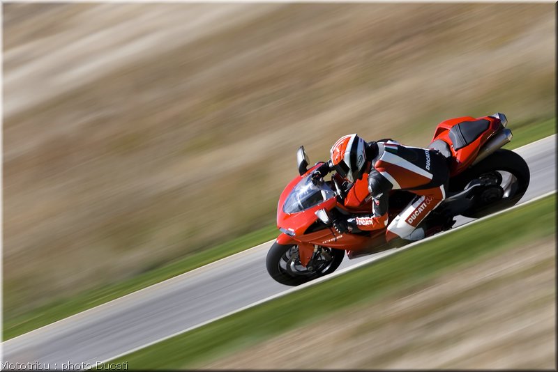 0020_ducati_1098_2008_action_018