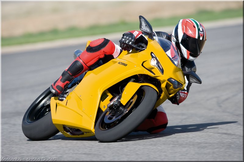 0021_ducati_1098_2008_action_019