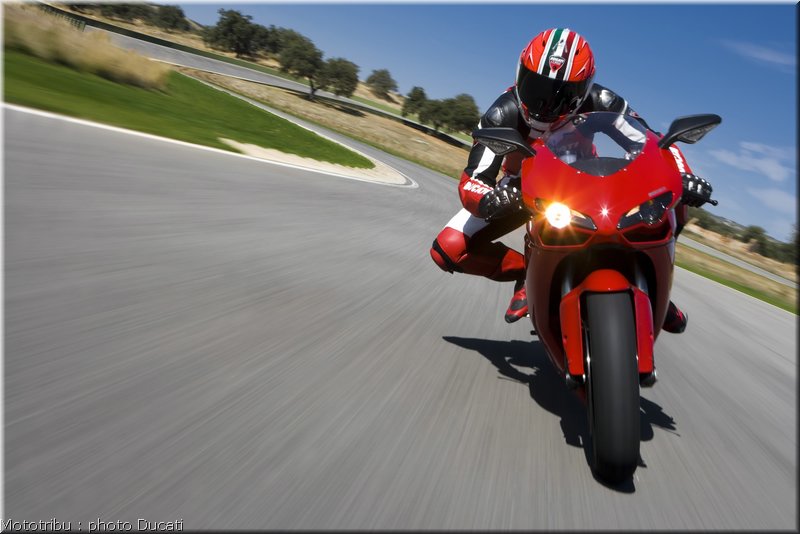 0022_ducati_1098_2008_action_020