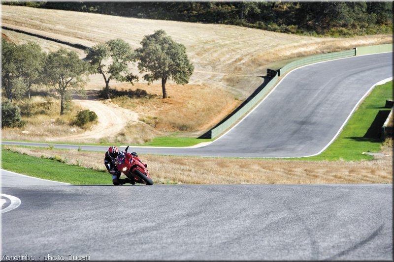 0023_ducati_1098_2008_action_021