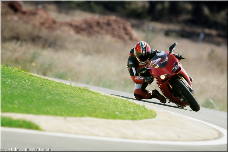 0024_ducati_1098_2008_action_022