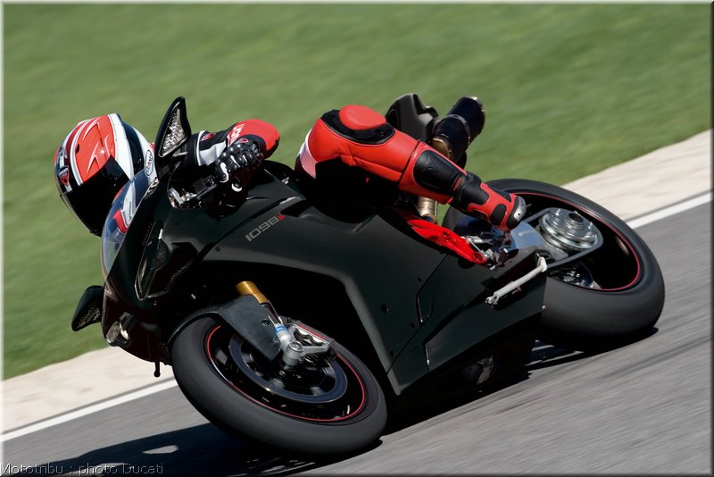 0025_ducati_1098_2008_action_023