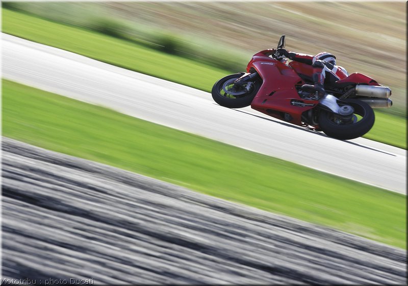 0026_ducati_1098_2008_action_024