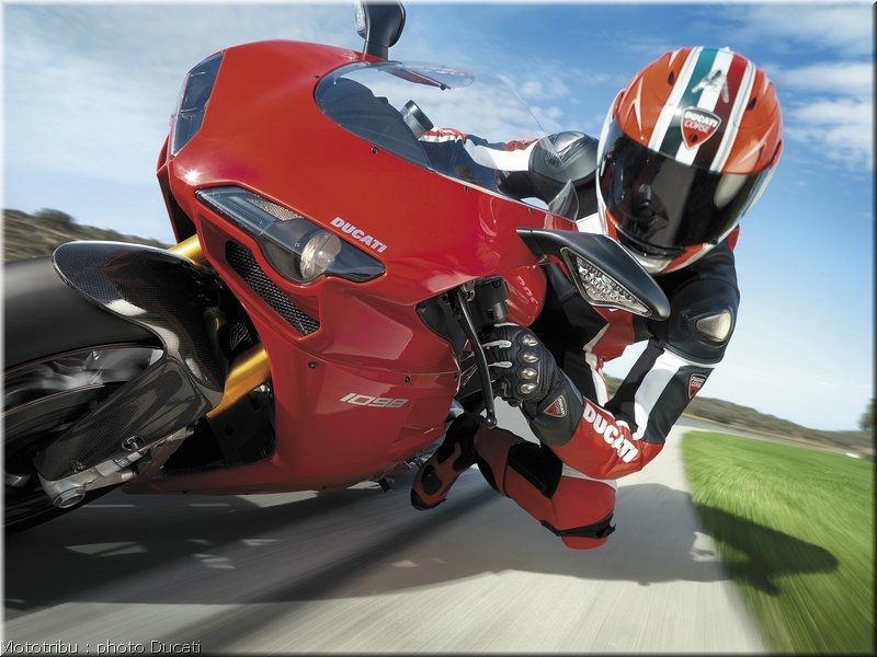 0027_ducati_1098_2008_action_025
