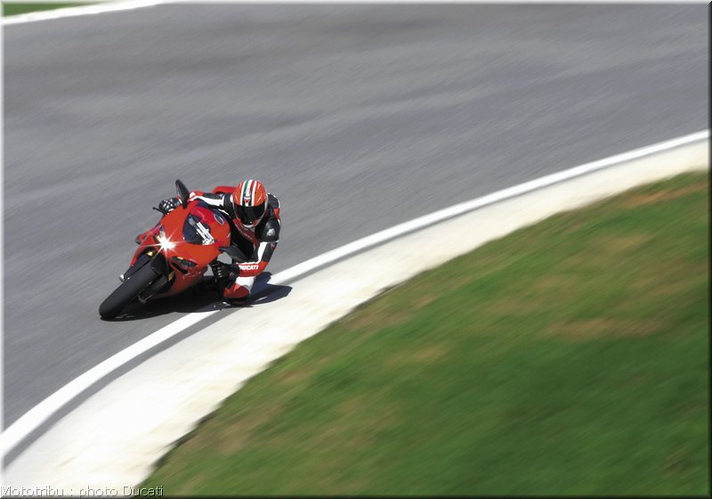 0028_ducati_1098_2008_action_026