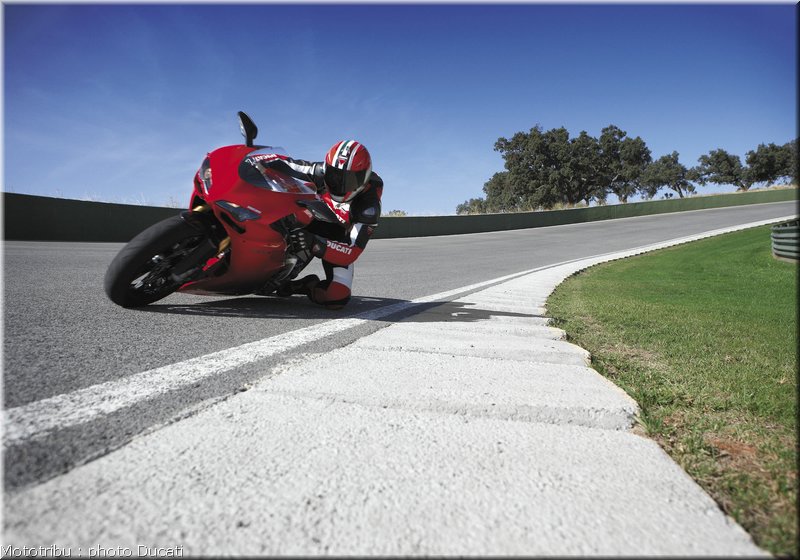 0029_ducati_1098_2008_action_027