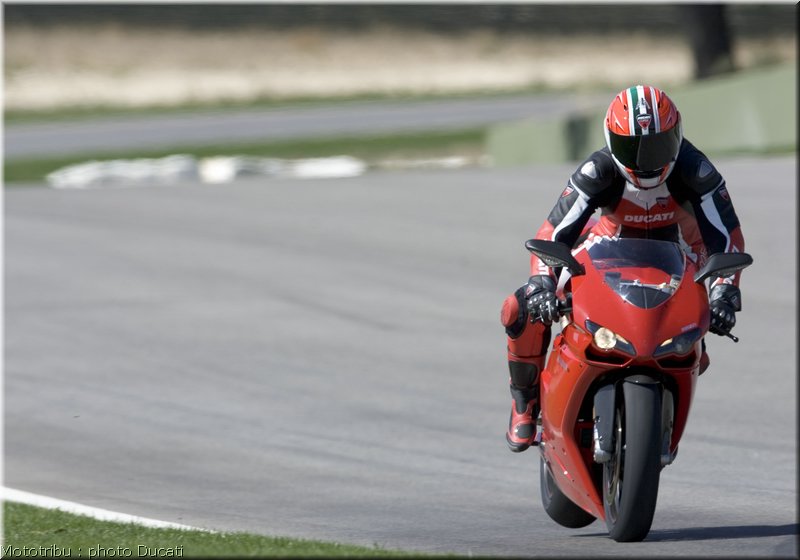 0030_ducati_1098_2008_action_028