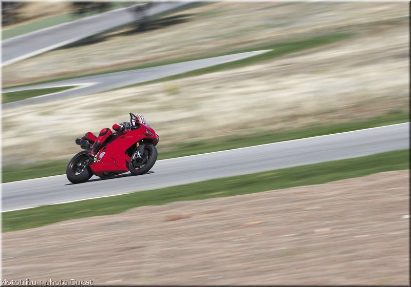 0031_ducati_1098_2008_action_029