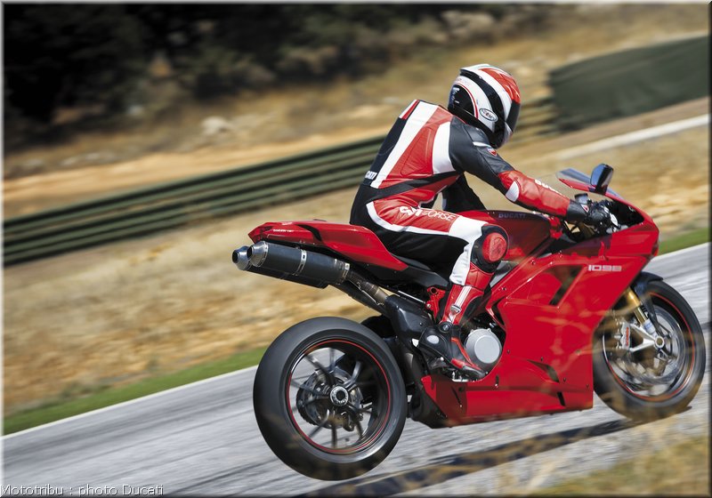 0032_ducati_1098_2008_action_030