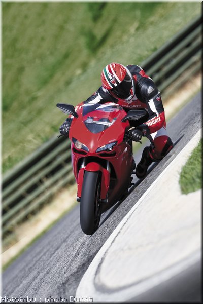 0034_ducati_1098_2008_action_032