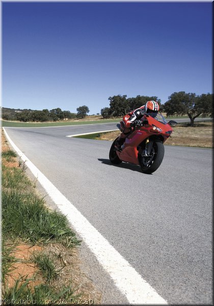 0035_ducati_1098_2008_action_033