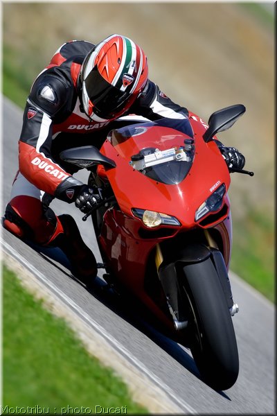 0036_ducati_1098_2008_action_034