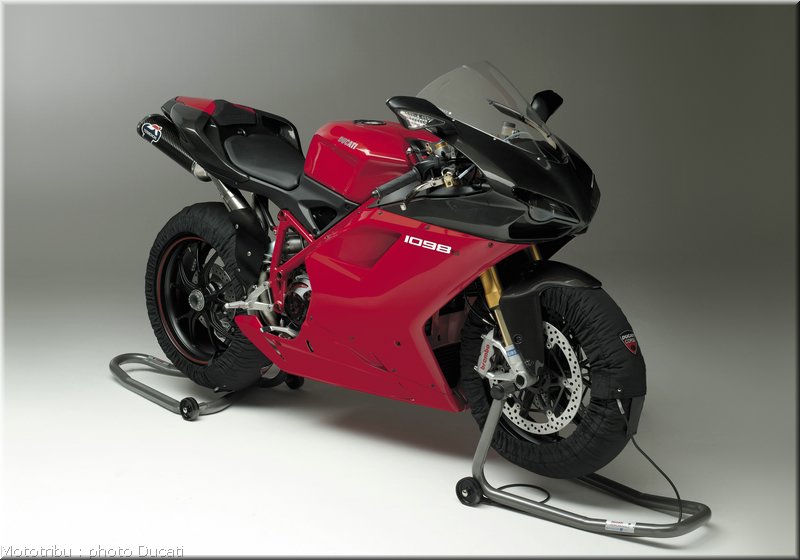 0041_ducati_1098_2008_static_005