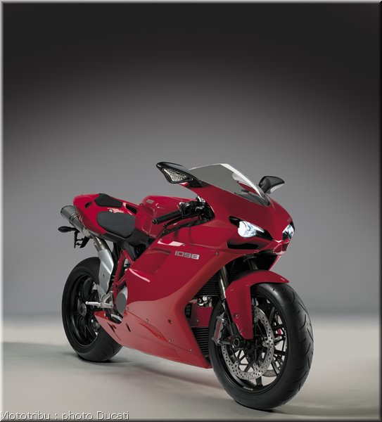 0044_ducati_1098_2008_static_008