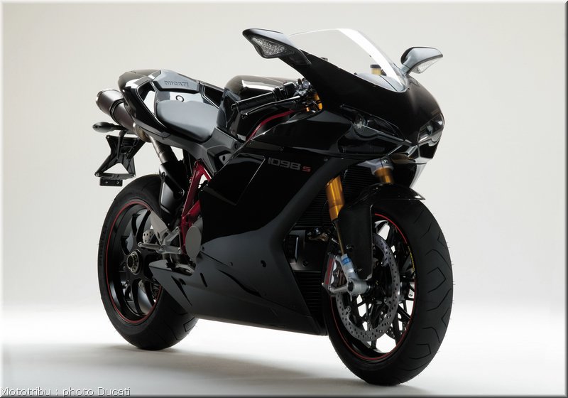 0045_ducati_1098_2008_static_009