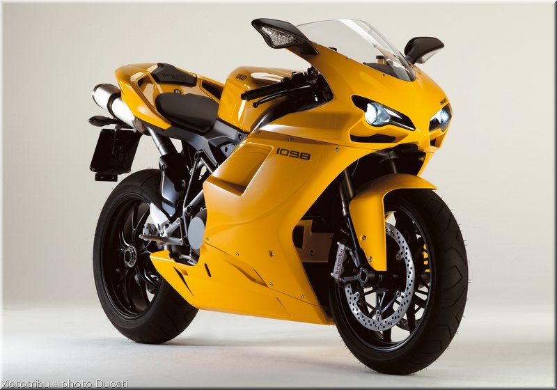 0047_ducati_1098_2008_static_011