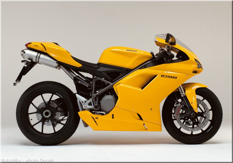 0055_ducati_1098_2008_static_019