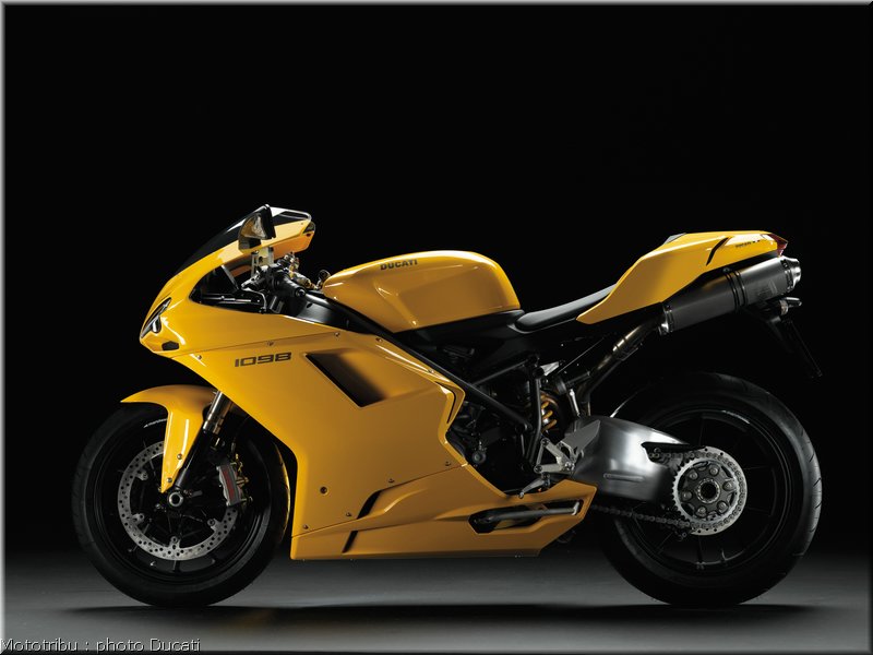 0057_ducati_1098_2008_static_021