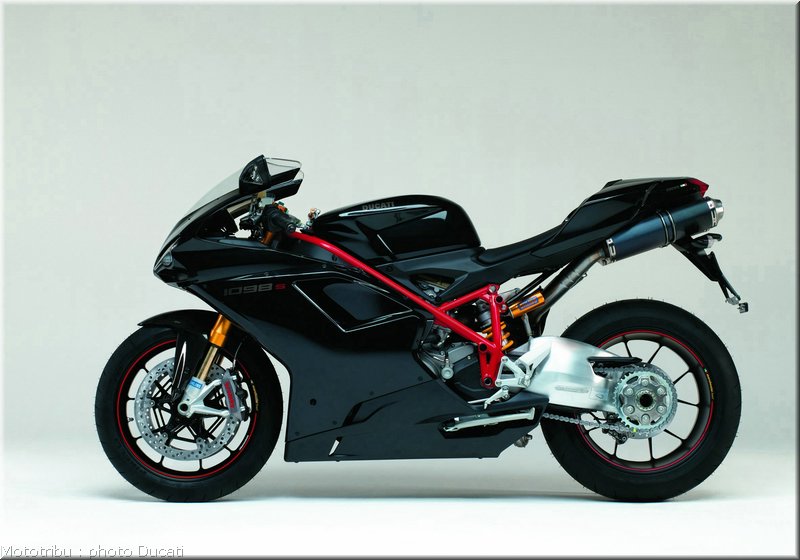 0060_ducati_1098_2008_static_024