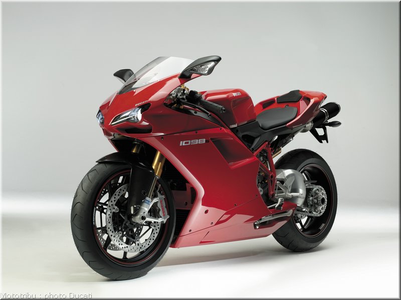 0076_ducati_1098_2008_static_040