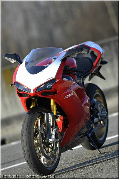 0090_ducati_1098_2008_static_054