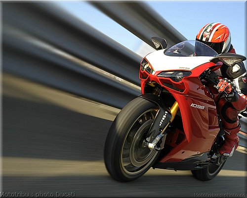 0008_ducati_1098_2008_action_007.jpg