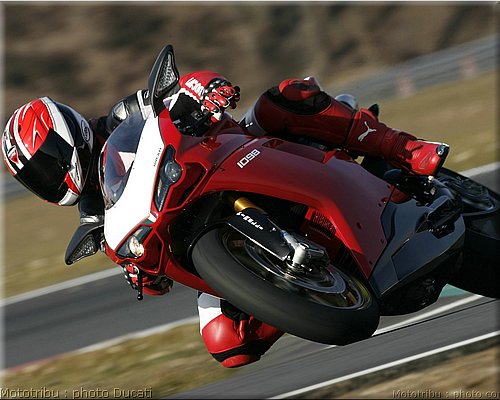 0011_ducati_1098_2008_action_009.jpg