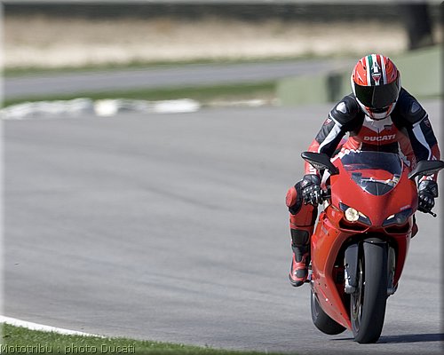 0030_ducati_1098_2008_action_028.jpg