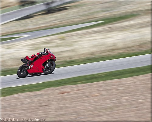 0031_ducati_1098_2008_action_029.jpg