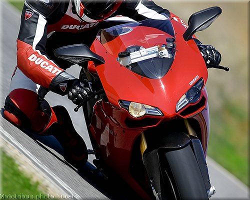 0036_ducati_1098_2008_action_034.jpg