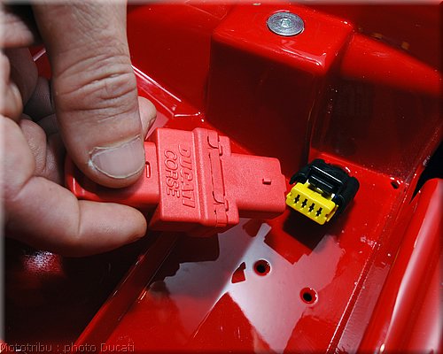 0095_ducati_1098_2008_static_059.JPG