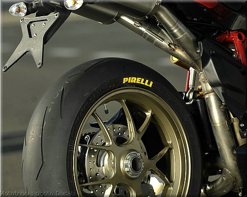 0110_ducati_1098_2008_detail_014.jpg