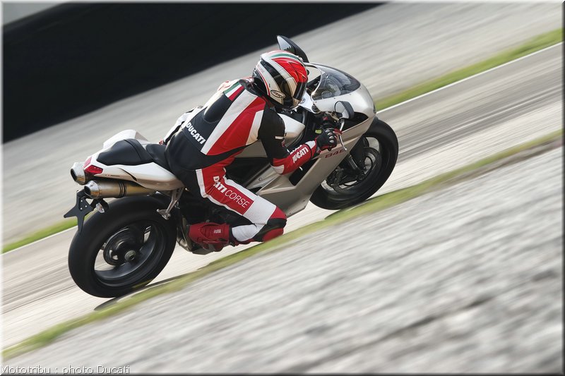 004_ducati_848_2008_action_004