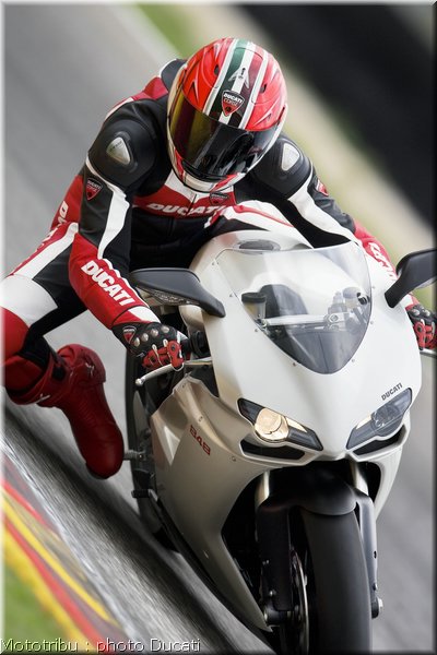 010_ducati_848_2008_action_010