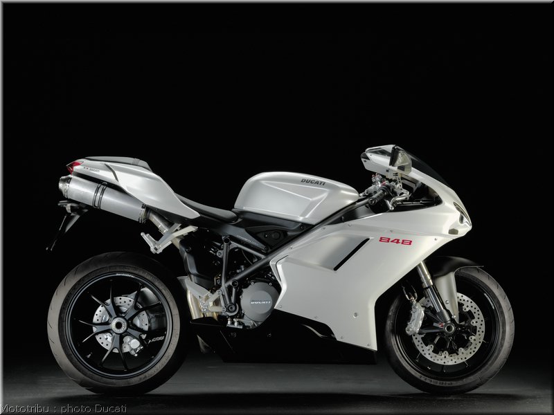 014_ducati_848_2008_static_003