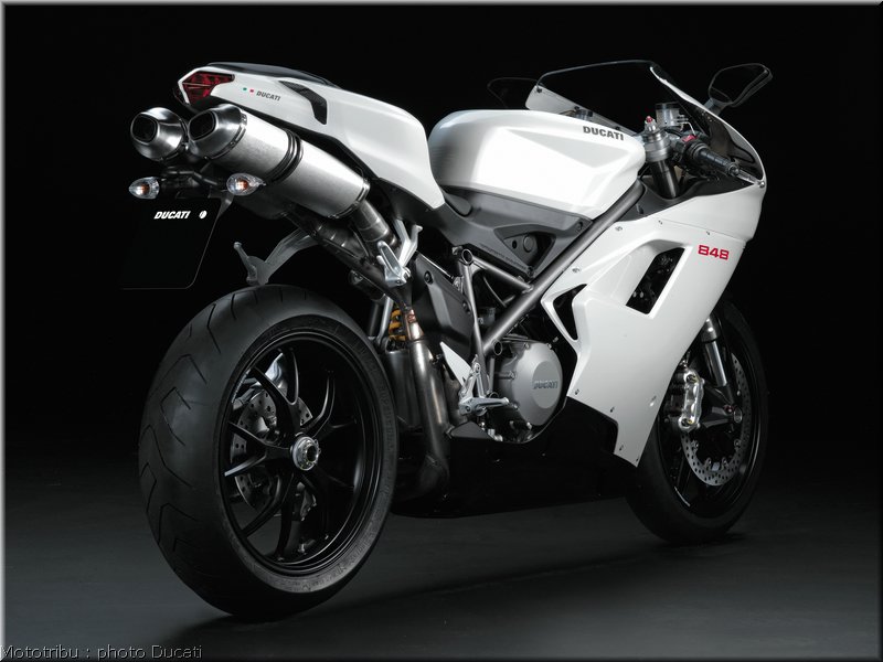 015_ducati_848_2008_static_004