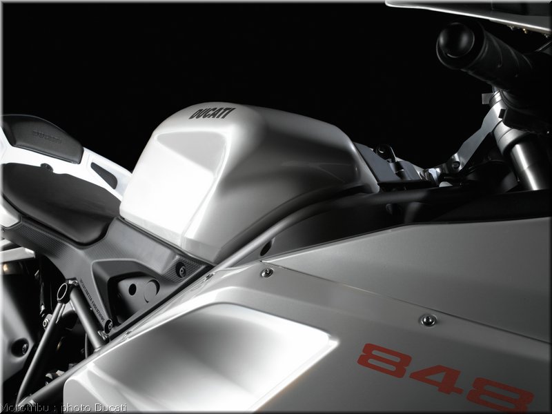 016_ducati_848_2008_static_005