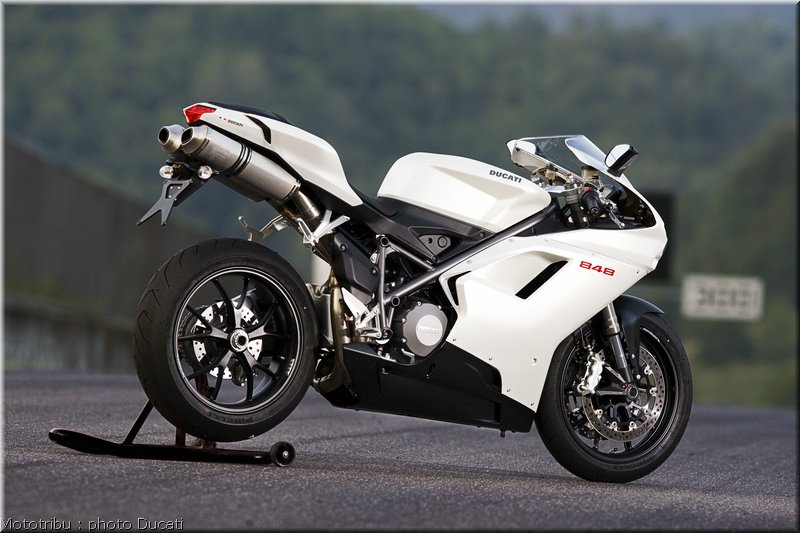 021_ducati_848_2008_static_010