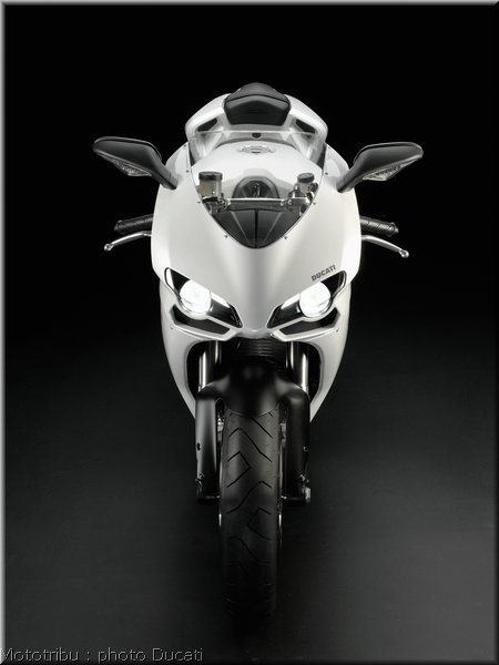 024_ducati_848_2008_static_013