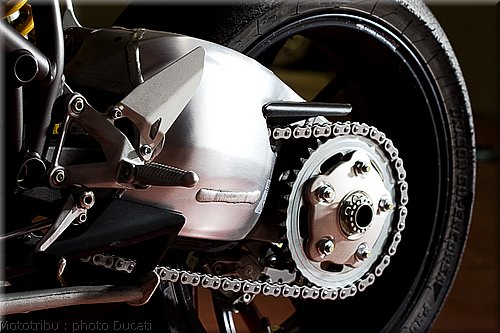 030_ducati_848_2008_detail_3.jpg