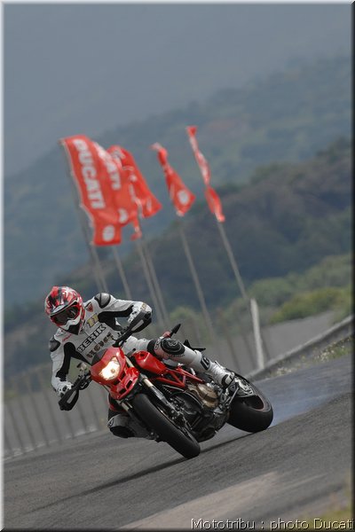 ducati_hypermotard_2008_028