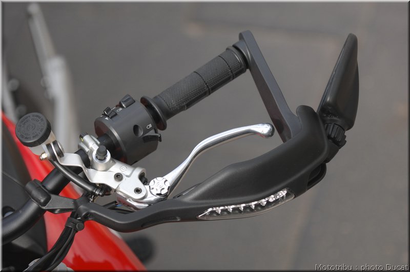 ducati_hypermotard_2008_037