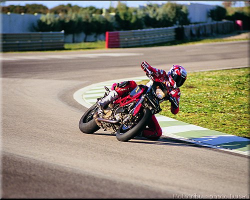 ducati_hypermotard_2008_007.jpg