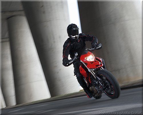 ducati_hypermotard_2008_023.jpg
