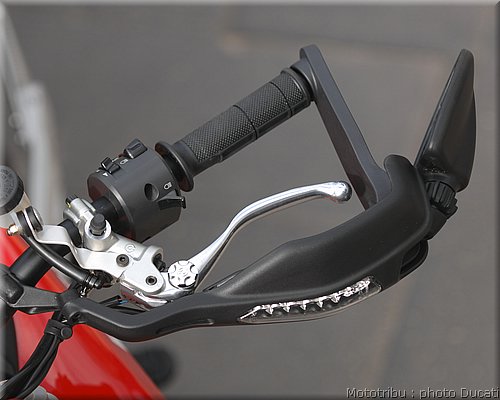 ducati_hypermotard_2008_037.jpg