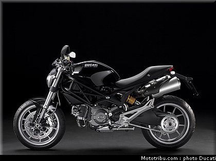 ducati_1100_2010_1.jpg