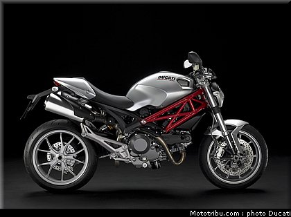 ducati_1100_2010_2.jpg